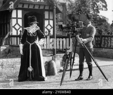 Lady Diana Manners (plus tard Lady Diana Cooper) dans le rôle de la reine Elizabeth octobre 1922 Banque D'Images