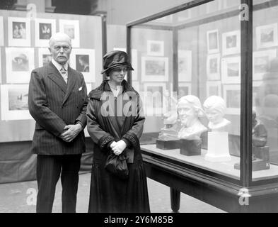 La duchesse d'Atholl ouvre l'exposition de la fonction publique la duchesse d'Atholl, députée, qui a ouvert l'exposition des arts et métiers de la fonction publique au Victoria and Albert Museum, est vue avec Sir Cecil Harcourt Smith, C.V.O., LL. D., lors de l'inspection de certaines statuettes. 19 mars 1926 Banque D'Images