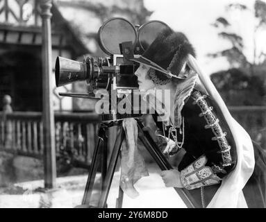 Lady Diana Manners (plus tard Lady Diana Cooper) joue la reine Elizabeth dans « la Reine Vierge » avec la caméra pendant le tournage dans la New Forest 26 octobre 1922 Banque D'Images