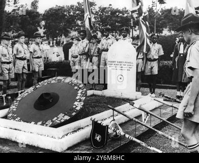 Des membres du mouvement Scout de 143 pays rendent hommage sur la tombe de Lord Baden-Powell à Nyeri, au Kenya, à l'occasion du centenaire de la naissance du fondateur du Scoutisme. Le symbole circulaire avec le chapeau du premier chef Scout est composé de badges Scout de 76 pays montés sur un tissu violet pour former le cercle avec un point au centre qui signifie « rentré chez soi » dans le langage des signes de la piste. Expositions de photos - sur les douves de la tombe de dix divisions scoutes sud-africaines, qui ont été transportées par avion au Kenya depuis Mafeking. - 25 février 1957. ©TopFoto Banque D'Images