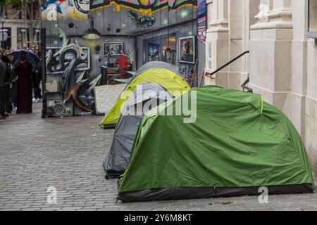 France, Paris, 75, 4ème ARRT, Rue des Archives, tentes pour sans-abri érigées sur le trottoir devant l'église des billettes, mai 2023. Banque D'Images
