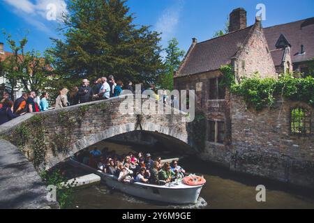 Europe, Belgique, Bruges. Canal dans le centre historique. Banque D'Images