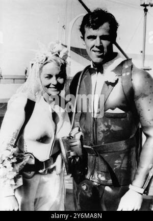 Mariage sous-marin dans le réservoir à Marineland, Palos Verdes, Californie. Le révérend Mike Maxon épouse la cascadeuse Corna Day et le plongeur professionnel Jack Tyree le 7 octobre 1967 Voici la pose de la mariée et du marié pour des photos de mariage traditionnelles après la cérémonie. Banque D'Images