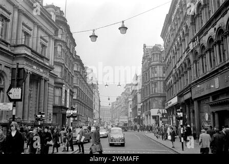 Birmingham, Angleterre : une photo récente de New Street, l'une des rues principales de Birmingham. Les équipes argentines, espagnoles et ouest-allemandes disputeront leurs Jeux de Coupe du monde au stade Aston Villa, qui est en rénovation pour l’occasion. Birmingham est la deuxième plus grande ville d'Angleterre et se prépare actuellement à divertir les visiteurs et les joueurs qui se rendront dans la ville pour les jeux de juillet 2 mars 1966 Banque D'Images