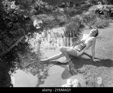 Se rafraîchir autour de l'étang de Lily est Miss Paddy Brown de Kensington, Londres. L'endroit cool qu'elle a trouvé est le jardin sur le toit de Derry et Toms, le magasin de Kensington. Banque D'Images