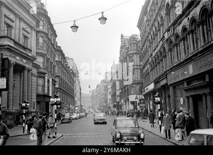 Birmingham, Angleterre : une photo récente de New Street, l'une des rues principales de Birmingham. Les équipes argentines, espagnoles et ouest-allemandes disputeront leurs Jeux de Coupe du monde au stade Aston Villa, qui est en rénovation pour l’occasion. Birmingham est la deuxième plus grande ville d'Angleterre et se prépare actuellement à divertir les visiteurs et les joueurs qui se rendront dans la ville pour les jeux de juillet 2 mars 1966 Banque D'Images