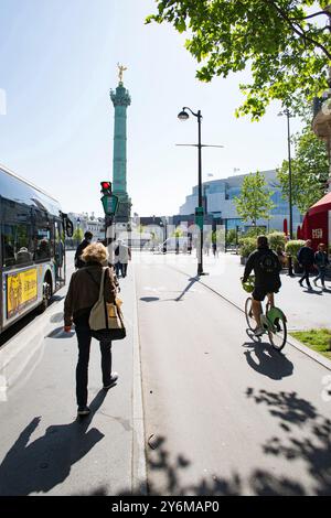 France, Paris, 75, 4ème arrondissement, Rue Saint Antoine, piste cyclable menant à la place de la Bastille, mai 2023. Banque D'Images