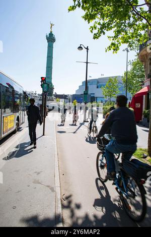 France, Paris, 75, 4ème arrondissement, Rue Saint Antoine, piste cyclable menant à la place de la Bastille, mai 2023. Banque D'Images