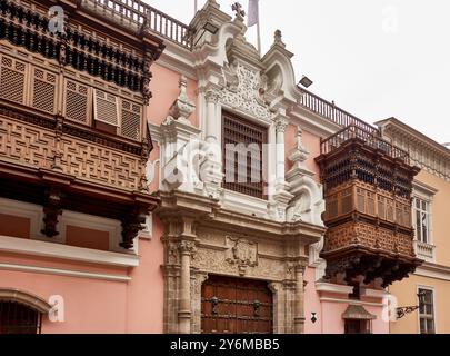 Façade coloniale élégante avec balcons en bois complexes et sculptures ornées à Lima, au Pérou, mettant en valeur les styles architecturaux traditionnels. Banque D'Images