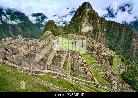 Une vue aérienne époustouflante sur l'ancienne cité inca de Machu Picchu, nichée dans les Andes. Les ruines de pierre historiques se dressent majestueusement au milieu de L. Banque D'Images