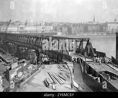 Le pont de Waterloo est fermé à la circulation automobile pendant 30 heures, de sorte que la travée de 140 pieds du pont temporaire du côté sud peut être pivotée vers l'est sur une distance de 34 pieds pour permettre la construction du nouveau pont. Un petit viaduc temporaire relie la route au pont temporaire dans sa nouvelle position. 11 avril 1937 Banque D'Images