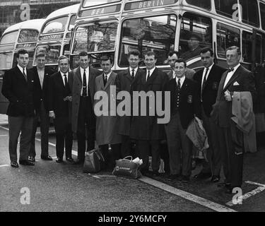 Billy Wright, le nouveau manager d'Arsenal, est photographié (troisième à partir de la gauche) avec des membres de l'Arsenal pary qui partent pour Berlin au début d'une tournée en Allemagne et en Scandinavie. Les joueurs du groupe sont Vic Groves, Billy McCulloch, Terry Neill, Gerry Ward, Ted Magill, Eddie Clamp, John McLeod et John Snedden. L'extrême droite est Bob Wall, secrétaire de l'Arsenal. 3 mai 1962 Banque D'Images