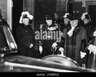 Sir Herbert Samuel (à gauche) et M. Winston Churchill discutant alors qu'ils quittaient le palais Saint-Jacques après que le roi George VI eut prêté serment devant le Conseil d'accession. 12 décembre 1936 Banque D'Images