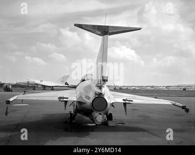 Farnborough : le chasseur à réaction le Fairey Delta, photographié sous un angle inhabituel à l’avant-première aujourd’hui du spectacle Air ici, qui commence demain et se poursuivra toute la semaine prochaine. En arrière-plan se trouve le Delta Avro Vulcan, l'un des plus récents bombardiers à réaction de Grande-Bretagne. 5 septembre 1954 Banque D'Images