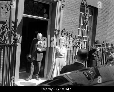 M. Anthony Eden, 55 ans, ministre des Affaires étrangères débonair, a épousé ce matin Mme Clarissa Spencer Churchill, 32 ans, nièce de M. Winston Churchill, premier ministre britannique, au Caxton Hall Register Office, Westminster. La mariée quitte le 10 Downing Street London pour son mariage avec Anthony Eden. 14 août 1952 Banque D'Images