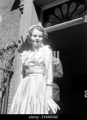 M. Anthony Eden, 55 ans, ministre des Affaires étrangères débonair, a épousé ce matin Mme Clarissa Spencer Churchill, 32 ans, nièce de M. Winston Churchill, premier ministre britannique, au Caxton Hall Register Office, Westminster. La mariée quitte le 10 Downing Street London, pour son mariage avec Anthony Eden. 14 août 1952 Banque D'Images