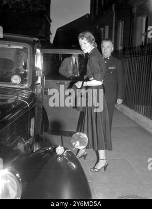 Mlle Clarissa Spencer Churchill, nièce du premier ministre, et fiancée du ministre des Affaires étrangères Anthony Eden, quittant le 10 Downing Street. 12 août 1952 Banque D'Images