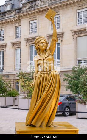 STATUES DES DIX FEMMES D'OR DE LA CÉRÉMONIE D'OUVERTURE EXPOSÉES À L'ASSEMBLÉE NATIONALE Banque D'Images