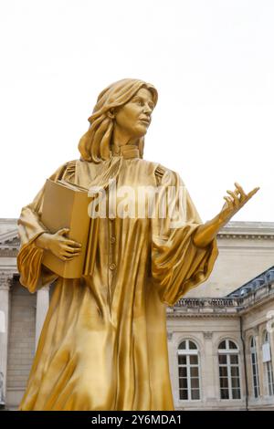 STATUES DES DIX FEMMES D'OR DE LA CÉRÉMONIE D'OUVERTURE EXPOSÉES À L'ASSEMBLÉE NATIONALE Banque D'Images