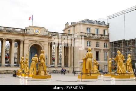 STATUES DES DIX FEMMES D'OR DE LA CÉRÉMONIE D'OUVERTURE EXPOSÉES À L'ASSEMBLÉE NATIONALE Banque D'Images