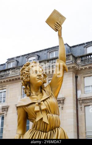 STATUES DES DIX FEMMES D'OR DE LA CÉRÉMONIE D'OUVERTURE EXPOSÉES À L'ASSEMBLÉE NATIONALE Banque D'Images