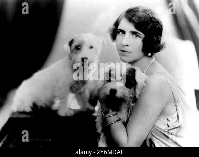 Présidente royale du club canin roumain, la princesse héritière de Roumanie avec deux de ses championnes terriers 1925 Reine mère Hélène de Roumanie la princesse Elena (Hélène) de Grèce et du Danemark est née le 2 mai 1896 à Athènes, troisième enfant du roi Constantin Ier, roi des Hellènes et de sa reine, Sophie Dorothée Ulrica de Prusse. Le 10 mars 1921, elle épouse Carol, alors prince héritier de Roumanie, à Athènes selon la coutume de la famille royale grecque. Le mariage se termine par un divorce en 1928. Ils n'eurent qu'un fils, Michel, roi de Roumanie, qui abdiqua et fut exilé du pays en 194 Banque D'Images