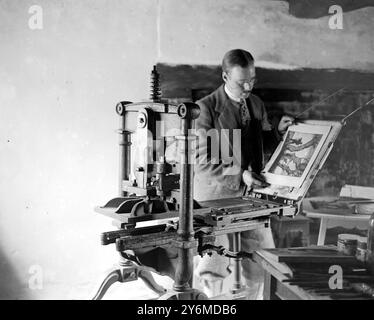 Imprimé à la main à la Forest Press, Breamore. Mr E.A. Sallis Bennett (Salisbury School of Art) imprimé sur la presse à l'ancienne. Banque D'Images