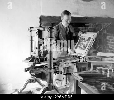 Imprimé à la main à la Forest Press, Breamore. Mr E.A. Sallis Bennett (Salisbury School of Art) imprimé sur la presse à l'ancienne. Banque D'Images