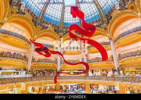 France, Paris, Galeries Lafayette, boulevard Haussmann,. Décoration monumentale au centre du bâtiment Banque D'Images