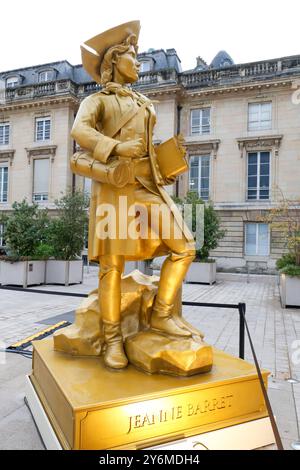 STATUES DES DIX FEMMES D'OR DE LA CÉRÉMONIE D'OUVERTURE EXPOSÉES À L'ASSEMBLÉE NATIONALE Banque D'Images