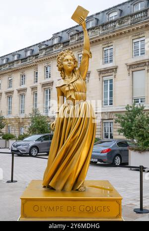 STATUES DES DIX FEMMES D'OR DE LA CÉRÉMONIE D'OUVERTURE EXPOSÉES À L'ASSEMBLÉE NATIONALE Banque D'Images