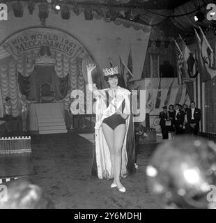 Londres : fièrement vêtue de la couronne du vainqueur, c'est Miss Royaume-Uni », Rosemarie Franklands, après avoir été élue Miss monde lors du concours de beauté au Lyceum Ballroom de Londres. Deuxième Miss Chine libre et troisième Miss Espagne. 9 novembre 1961 Banque D'Images