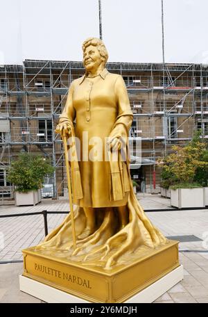 STATUES DES DIX FEMMES D'OR DE LA CÉRÉMONIE D'OUVERTURE EXPOSÉES À L'ASSEMBLÉE NATIONALE Banque D'Images