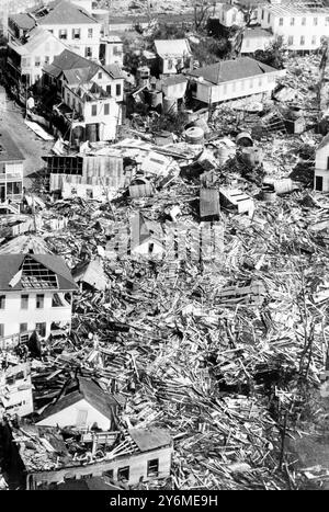 Belize, Honduras britannique : une vue aérienne d'une partie de la capitale du Honduras britannique, montrant la dévastation causée par l'ouragan 'Hattie' qui a frappé le pays mardi, on estime que 75 pour cent des maisons et des bâtiments de la ville ont été détruits et plusieurs milliers de sans-abri dernier rouleau de décès a été donné à 99. La vague de marée qui a submergé la ville a laissé une mer de boue partout. Il n'y a pas d'électricité et les téléphones et les lignes électriques sont en panne le 2 novembre 1961 Banque D'Images