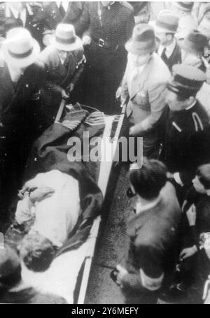 Tazio Nuvolari, premier pilote automobile italien, a été grièvement blessé dans un grave accident alors qu'il s'entraînait à Turin pour la course du circuit Valention. Son Alfa-Roméo, voyageant à 65 miles à l'heure s'écrasa contre les marches du monument à Price Amadeo de Savoie. Nuvolari allongé sur le brancard après l'accident du 16 avril 1937 Banque D'Images