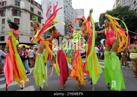 Sao Paulo, SP, Brésil - 22 février 2021 : les femmes dansent sur pilotis lors de la fête du carnaval Tarado ni Voce dans les rues du centre-ville de SP. Banque D'Images