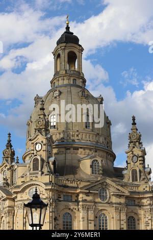 Vue du dôme de la Frauenkirche de Dresde devant un ciel nuageux bleu Banque D'Images