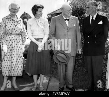 Sir Winston Churchill et sa femme avec Sir Anthony Eden et Clarissa, sa femme. 1957 Banque D'Images