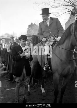 Terry Thomas (à gauche) et Jimmie Edwards, photographiés lors de la rencontre entre Old Surrey et Burstow Hunt, à Edenbridge, Kent. Les deux sont des comédiens bien connus, le premier est tombé de son cheval et s'est cassé un poignet après le début il a été emmené à l'hôpital mais est parti après le traitement. 1er décembre 1954 Banque D'Images