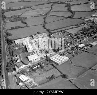 Vue aérienne d'Edenbridge Kent. zone industrielle, en bas à gauche est dans l'enveloppe de la ville. des terres agricoles au-delà intactes. 15 septembre 1962 Banque D'Images
