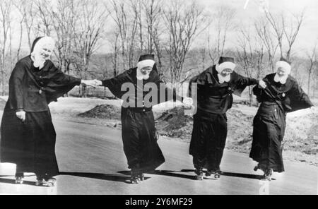 South Bend, Ind : quatre religieuses catholiques profitent du temps du printemps comme ils prennent un virage autour d'un terrain pavé sur des patins à roulettes son 5 avril. Les religieuses faisaient partie d'un groupe de filles de Divine Charity Sisters pour Gary's East Chicage, et l'école paroissiale locale qui s'est réunie à Sty Mary's de l'école de l'Assomption. De gauche à droite se trouvent soeur M. Sylvia ; soeur M. Ronauls ; soeur M. Martina et soeur M. Paschal. Tous sont de South Bend Parich Schools 8 avril 1961 Banque D'Images