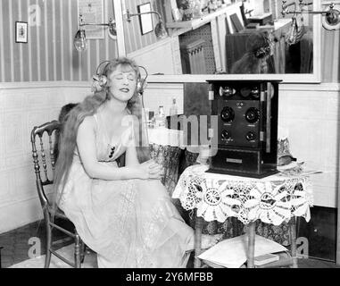 Écoute à Drury Lane, prise pour General Electric Co Miss Margaret Bannerman Listening-in 14 septembre 1922 Banque D'Images