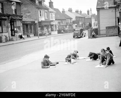 La High Street est leur salle de classe. Au moins, pour le matin cette photo a été prise. Il montre des élèves de la Boy's Country Secondary School d'Edenbridge, dans le Kent, dans l'un de leurs cours d'art réguliers « sur place ». 25 mai 1955 Banque D'Images