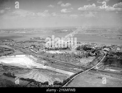 Vue aérienne de la ville portuaire urbaine/industrielle de Greenhithe, Kent - 1939 ©TopFoto Banque D'Images