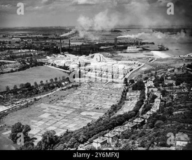 Vue aérienne de la ville portuaire urbaine/industrielle de Greenhithe, Kent - 1939 ©TopFoto Banque D'Images