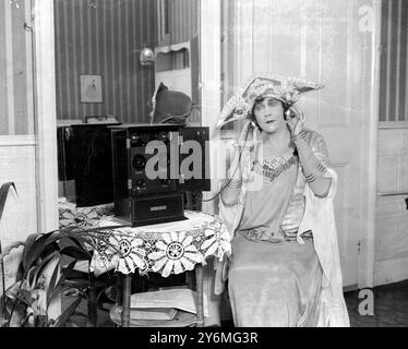 Écoute à Drury Lane, prise pour General Electric Co Miss. Ellis Jeffrey’s 14 septembre 1922 Banque D'Images