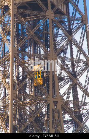 France, ile-de-France, Paris, 1er arrondissement, gros plan sur la Tour Eiffel, ascenseur Banque D'Images