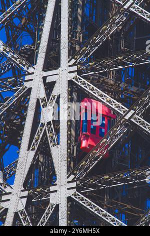 France, ile-de-France, Paris, 1er arrondissement, gros plan sur la Tour Eiffel, ascenseur Banque D'Images
