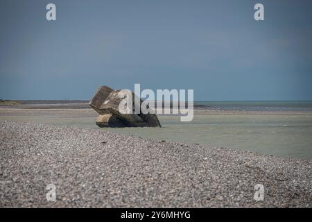 Cayeux-sur-mer, France - 09 17 2024 : vue sur le blockhaus du Hourdel dans la mer sur le sentier côtier, la route blanche de Cayeux-sur-mer au Hourdel Banque D'Images