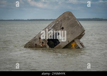 Cayeux-sur-mer, France - 09 17 2024 : vue sur le blockhaus du Hourdel dans la mer sur le sentier côtier, la route blanche de Cayeux-sur-mer au Hourdel Banque D'Images